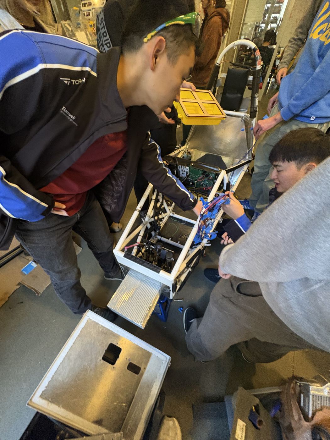 Electrical distribution work session around the car.